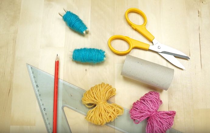 Ele passa vários fios pelo tubo de papel higiénico e cria algo fantástico e adorável