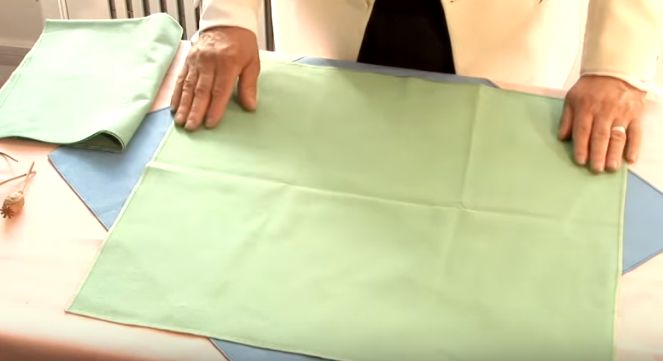 Ele dobra uma guardanapo de pano e… O resultado é uma obra de arte