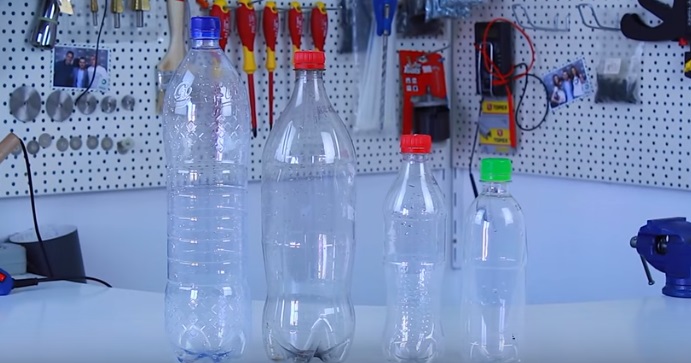 Ele começa por cortar uma garrafa de plástico e… Não vai acreditar no que ele consegue criar