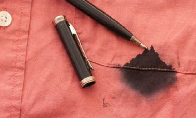 Como remover facilmente manchas de tinta de caneta da roupa