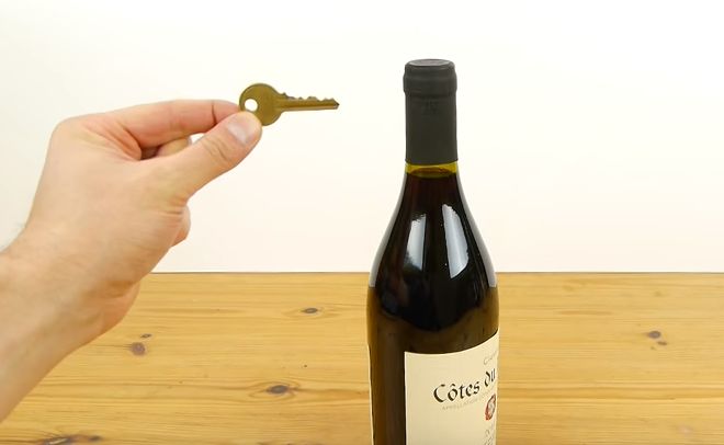 Como abrir garrafa de vinho com a chave de casa