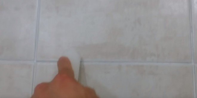 Aprenda a limpar juntas dos azulejos usando apenas uma vela. Vão ficar a brilhar