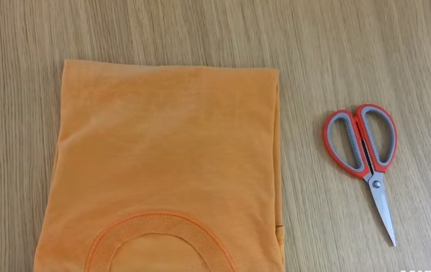Transforme as sua velhas t-shirts em fantásticas bolsas sem ter de costurar