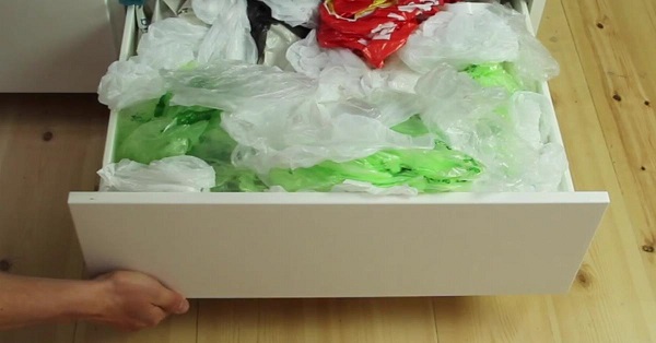 Truque fantástico para guardar os sacos plásticos. Vão deixar de andar espalhados pelas gavetas
