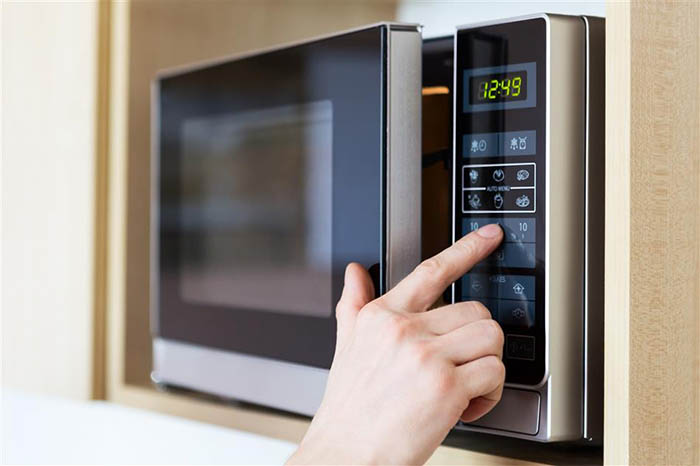 Coisas que nunca deve colocar no microondas