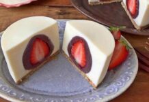 Cheesecake recheado com morangos cobertos com chocolate