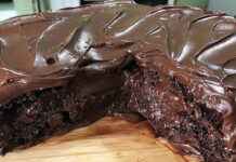 Bolo de chocolate muito molhadinho (o melhor que já provei)