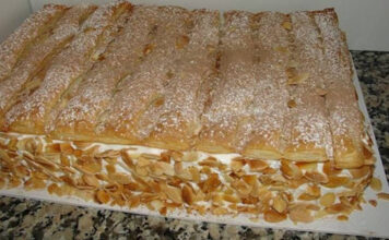 Bolo de amêndoa folhado com creme de leite condensado