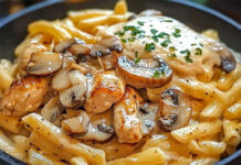 Frango com massa de cogumelos (fica com um molhinho tão bom e tão cremoso)