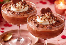 Esta mousse de chocolate só demora 12 minutos a fazer e fica divinal