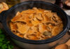 Panela com Bifanas à Moda do Porto em molho rico e aromático, com carne de porco extremamente tenra e suculenta, uma receita tradicional portuguesa perfeita para servir no pão ou com batatas fritas.