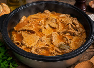 Bifanas à Moda do Porto – O Segredo das Bifanas Suculentas e Cheias de Sabor Panela com Bifanas à Moda do Porto em molho rico e aromático, com carne de porco extremamente tenra e suculenta, uma receita tradicional portuguesa perfeita para servir no pão ou com batatas fritas.